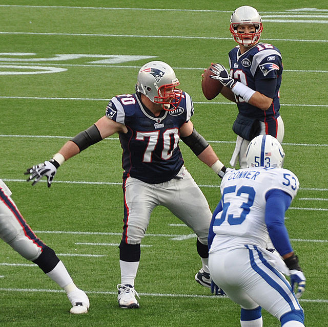 Logan Mankins protecting Tom Brady von Jack Newton CC-BY-SA-2.0